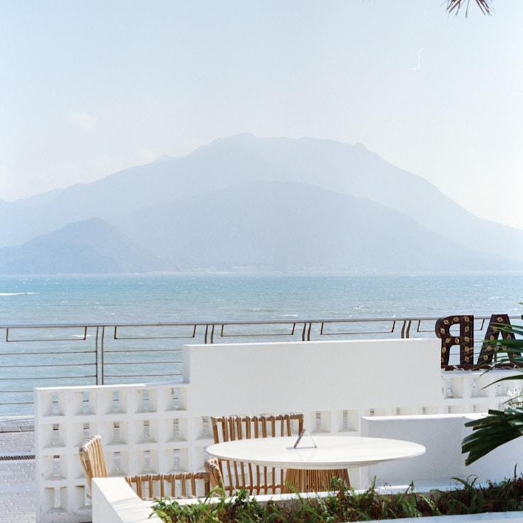 Family terraces and cafés for calm evenings in London